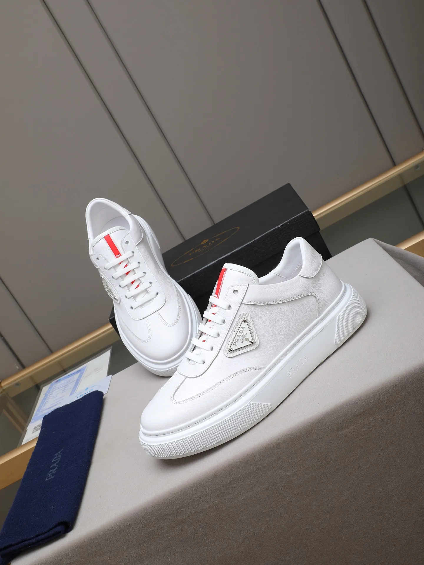 PP460 Prada/Prada men's new casual shoes, this upper is made of imported calfskin + sheep lining! The outside is decorated with the P family's classic metal triangle enamel logo, and the outsole is made of non-slip sports foam ultra-light outsole, which feels good on the feet and is a fashionable and fashionable item!  Size: 38-44 (45 customized)